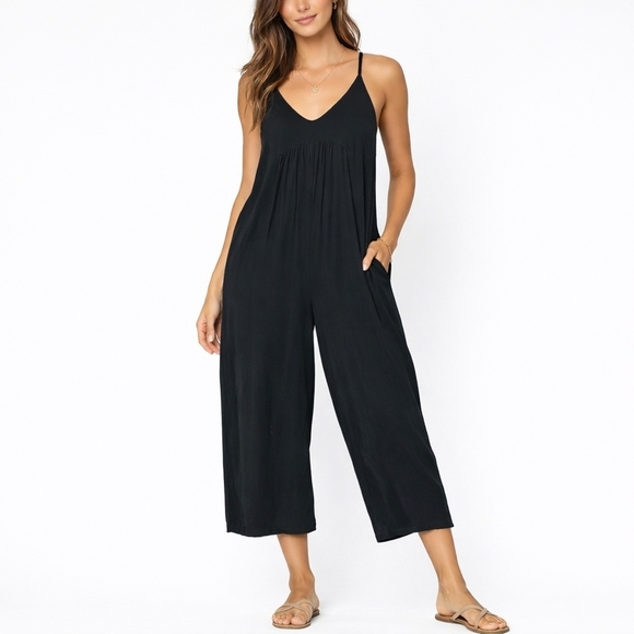 ollie and chloe Pants - Black Romper Cropped Strappy Keyhole Back Size Xs